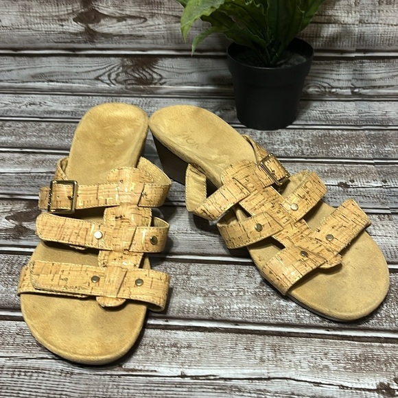 VIONIC Stylish Tan with Gold Cork Sandals with Gold Buckle Size 9 - Picture 3 of 9